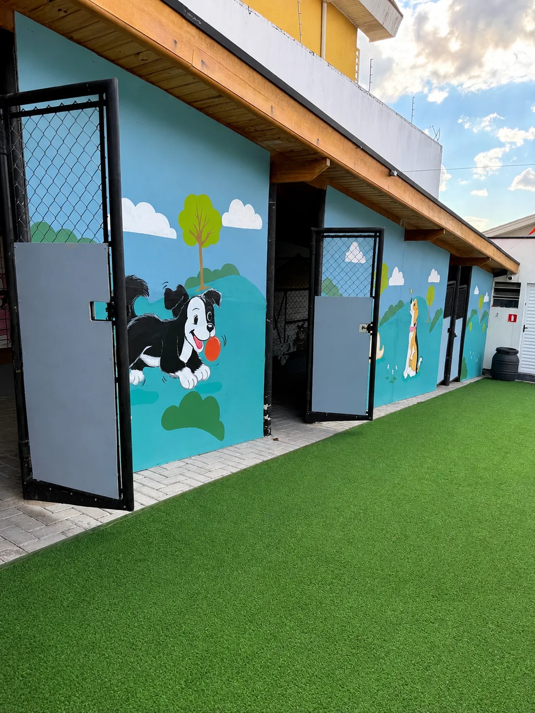 Baias individuais pintadas para hospedagem