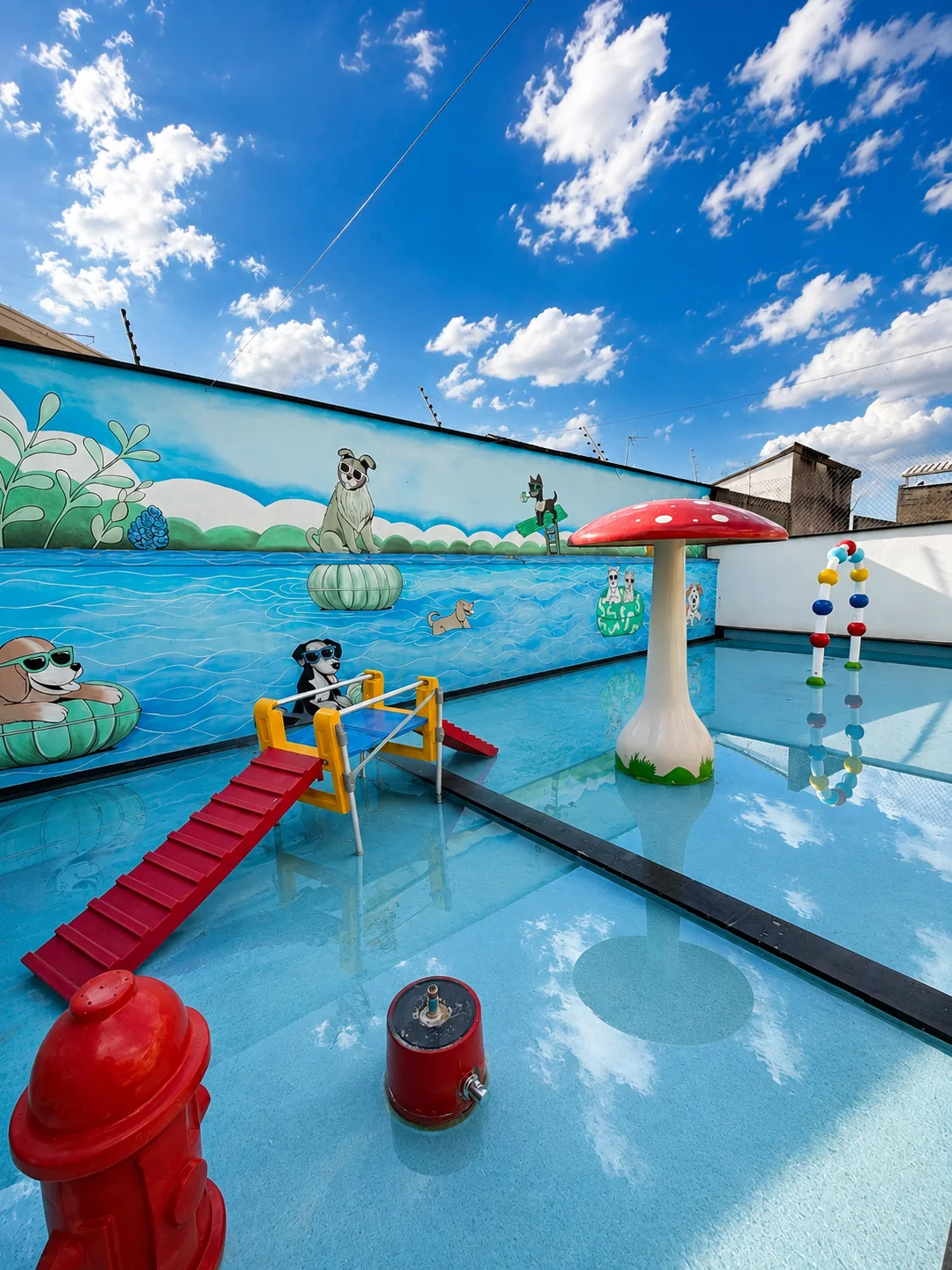 Área de recreação com piscina e brinquedos